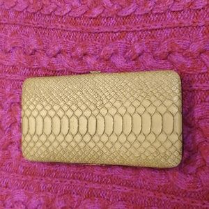 Clutch alligator faux ?